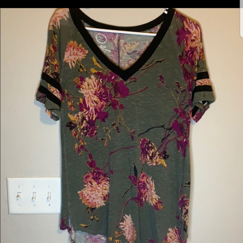 Maurices Short Sleeve Vneck Floral Top